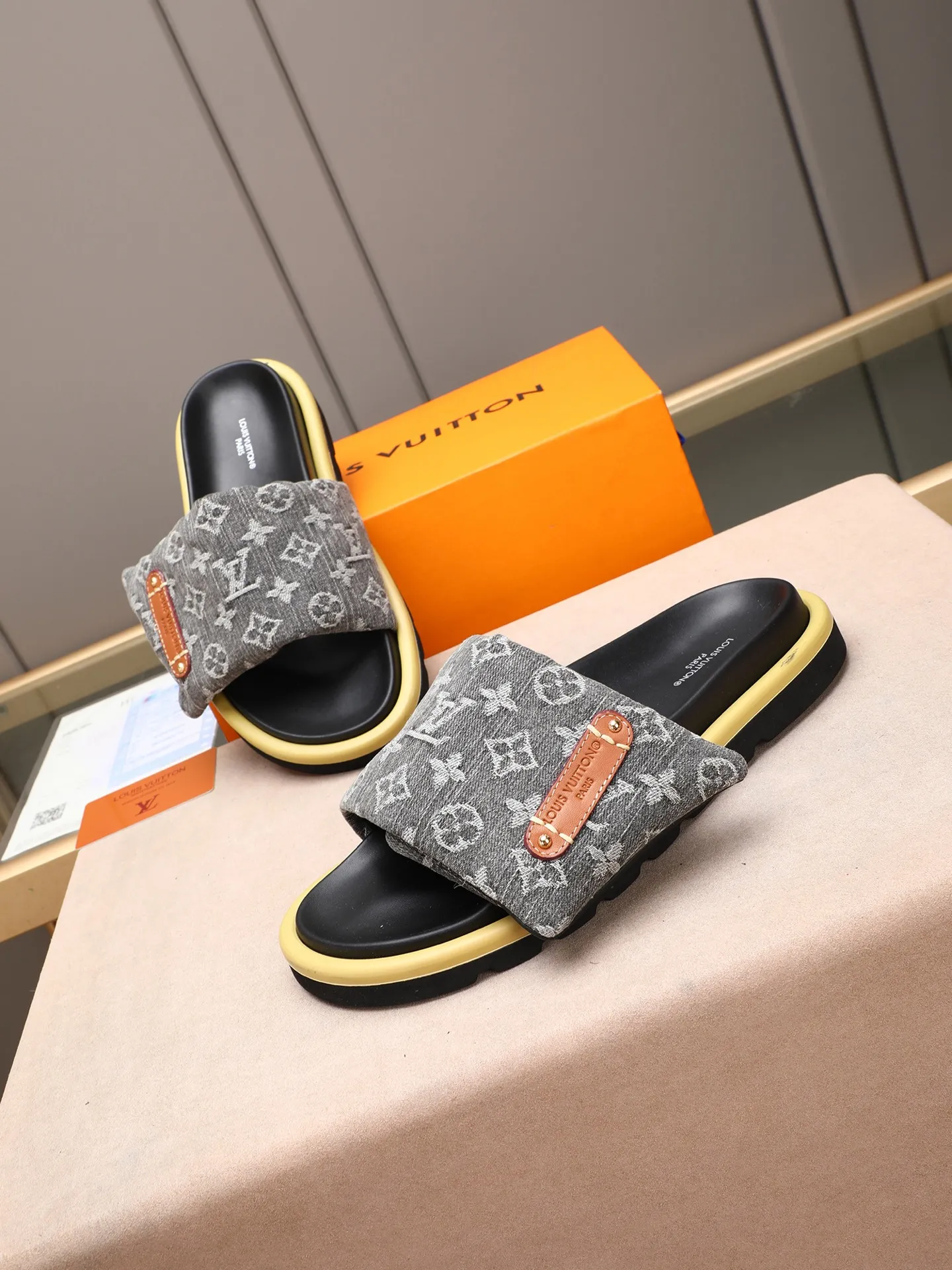 PP360 [LOUIS VUITTON] Louis Vuitton, LV printing, men's and women's slippers are on the market. The drawer box packaging comes with a cloth bag and a card. The upper pattern looks very soft and waxy, and it is a super versatile leg slimming tool. Fabric: imported denim/canvas/old fabric, LV hardware LOGO, official website pattern printing, comfortable to wear, feet: high-elastic PU water table. Sole: foam sole, heel height: about 5cm. Code number: 35-46, 35, 45, 46 are custom-made and non-returnable. Color: multiple colors and styles available.